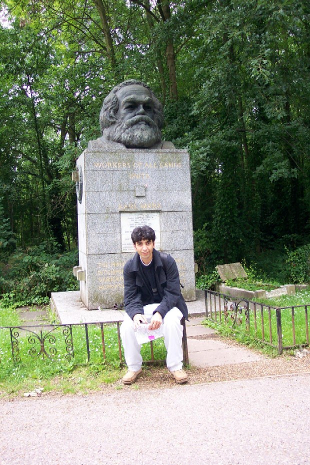  sipan on Karl Marx grave 